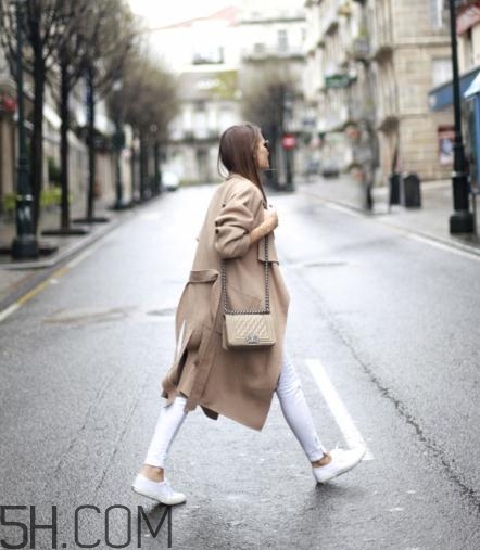 羊絨大衣配什么包包？羊絨大衣搭配什么包好看？