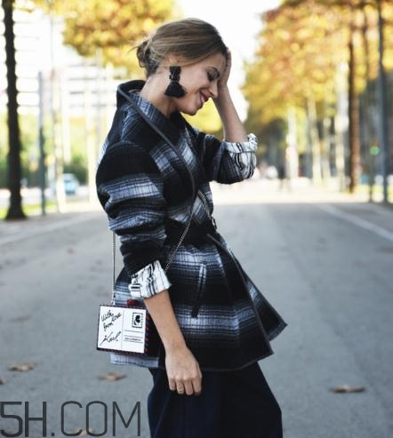 羊絨大衣配什么包包？羊絨大衣搭配什么包好看？