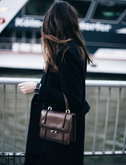 羊絨大衣配什么包包？羊絨大衣搭配什么包好看？