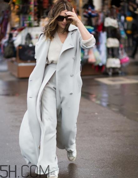 羊絨大衣里面怎么搭配？羊絨大衣搭配什么打底衫？