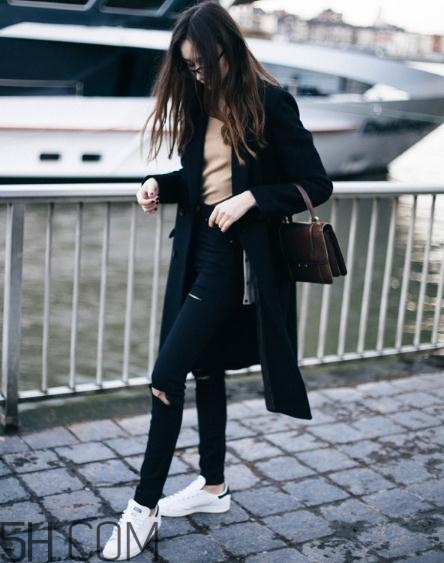 羊絨大衣里面怎么搭配？羊絨大衣搭配什么打底衫？