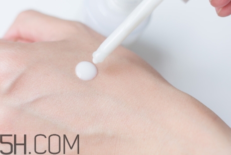 煙酰胺對(duì)皮膚的作用 煙酰胺的副作用和禁忌 煙酰胺對(duì)皮膚的作用 煙酰胺的副作用和禁忌