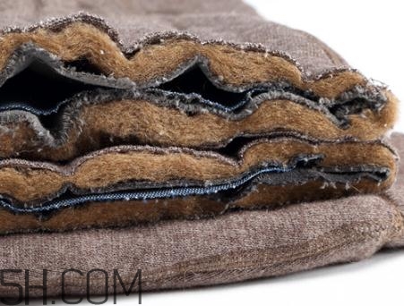 駝絨褲好還是羽絨褲好？駝絨褲羽絨褲哪種暖和？