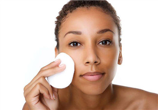 午睡不卸妝對(duì)皮膚危害大嗎？凡士林可以卸妝嗎？