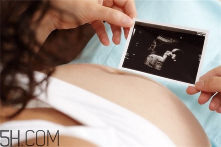 胎兒缺氧胎心會正常嗎？胎兒缺氧還會打嗝嗎？