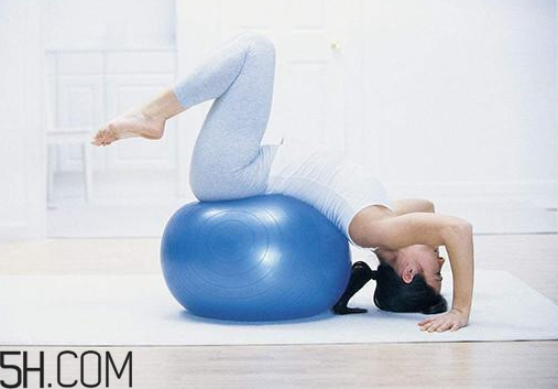 瑜伽球功能大全 瑜伽球打氣方法和氣量標(biāo)準(zhǔn) 瑜伽球功能大全 瑜伽球打氣方法和氣量標(biāo)準(zhǔn)