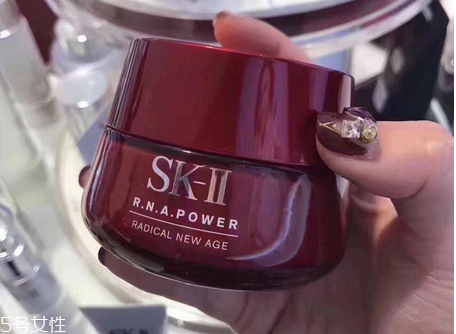 sk2大紅瓶面霜與百優(yōu)面霜哪個(gè)好？sk2大紅瓶屬于貴婦面霜