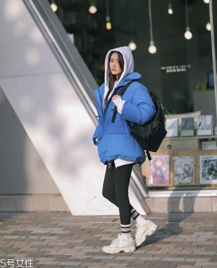 藍(lán)色羽絨服怎么搭配？打破冬日的沉悶感