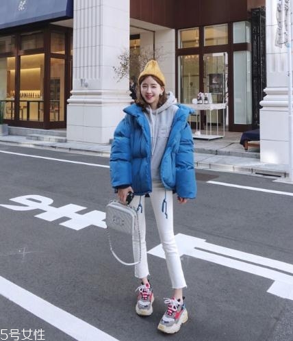 藍(lán)色羽絨服怎么搭配？打破冬日的沉悶感