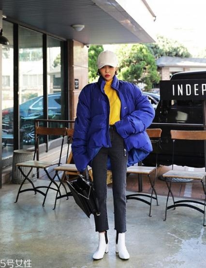 藍(lán)色羽絨服怎么搭配？打破冬日的沉悶感