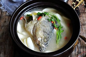 魚湯可以放山藥嗎 滋補(bǔ)山藥魚湯 魚湯可以放山藥嗎 滋補(bǔ)山藥魚湯