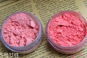 胭脂粉和腮紅膏哪個更好上色？胭脂粉適合油皮
