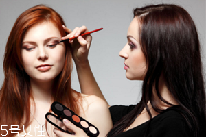 單色眼影怎么畫(huà)好看？不飛粉的眼影推薦