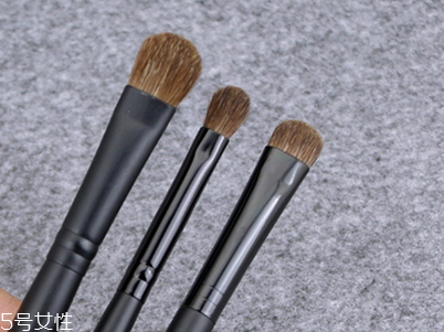 如何清洗化妝刷？眼影刷的選擇與使用方法
