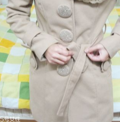 大衣上的蝴蝶結(jié)怎么打？簡(jiǎn)單幾步輕松搞定