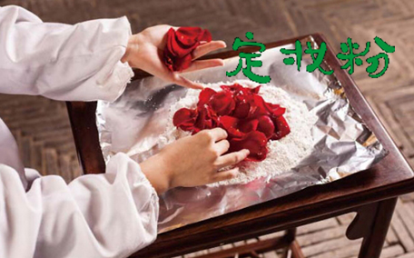 用完定妝噴霧還要用散粉嗎 散粉和定妝噴霧哪個(gè)先用