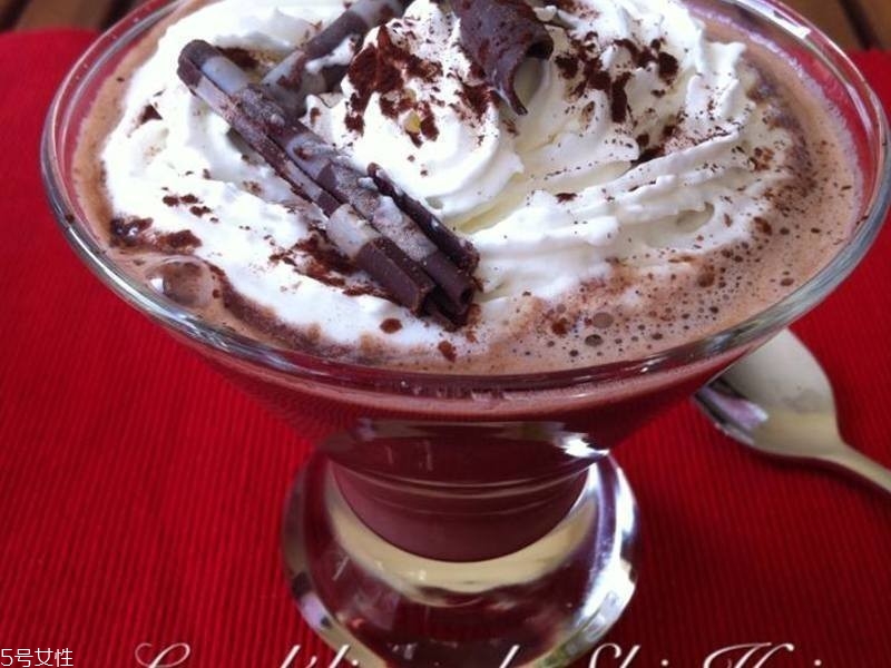 冬天調(diào)什么酒好喝 熱調(diào)酒來(lái)暖身 冬天調(diào)什么酒好喝 熱調(diào)酒來(lái)暖身