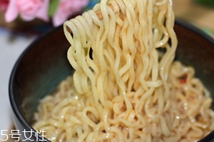 農(nóng)心辛拉面真的健康嗎？看看它非油炸的真面目