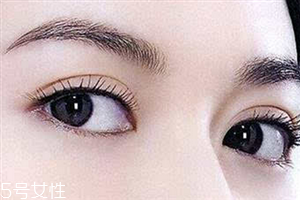 割雙眼皮眼睛腫怎么辦？疤克可以預(yù)防疤痕增生