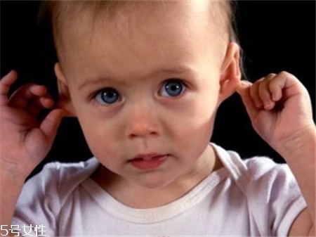 新生兒耳朵上有黑毛怎么回事 注意兩種情況 新生兒耳朵上有黑毛怎么回事 注意兩種情況