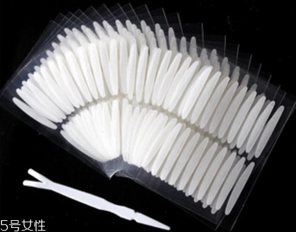 長(zhǎng)期佩戴假睫毛有什么危害？適當(dāng)給眼周肌膚放個(gè)假