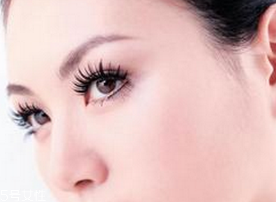 長(zhǎng)期佩戴假睫毛有什么危害？適當(dāng)給眼周肌膚放個(gè)假