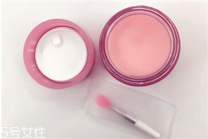怎么使用唇膜更好發(fā)揮作用？敷完唇膜后需要護理