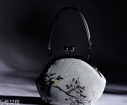 過年背什么包包好看？2018最火的包包款式