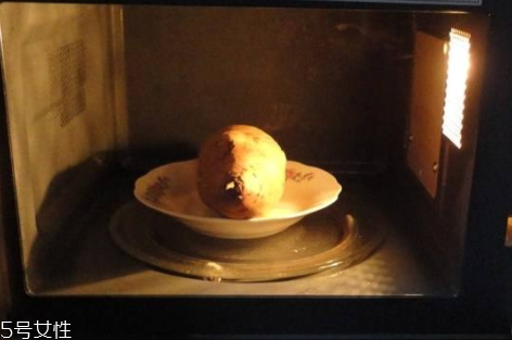 微波爐烤紅薯可以用衛(wèi)生紙嗎 建議不用衛(wèi)生紙 微波爐烤紅薯可以用衛(wèi)生紙嗎 建議不用衛(wèi)生紙