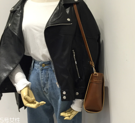 短款皮衣怎么搭配好看？酷girl的冬日選擇