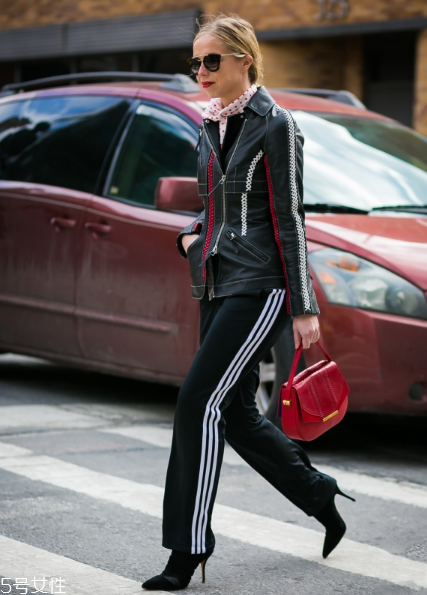 皮衣下面搭配什么好看？玩出個性混搭風(fēng)