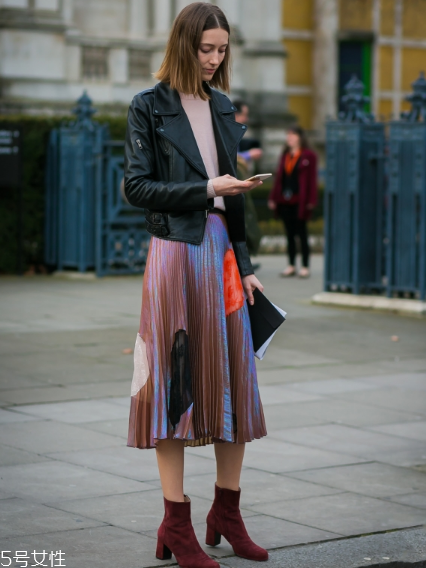 皮衣下面搭配什么好看？玩出個性混搭風(fēng)