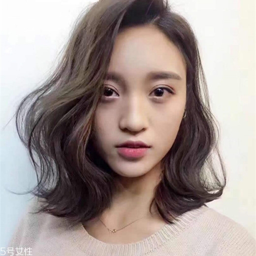 齊肩發(fā)怎么燙好看？女生發(fā)型設(shè)計與臉形搭配