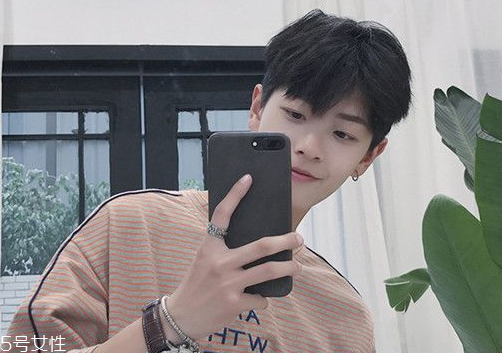 2018男生流行發(fā)型名稱 2018年男生短發(fā)發(fā)型圖片 2018男生流行發(fā)型名稱 2018年男生短發(fā)發(fā)型圖片