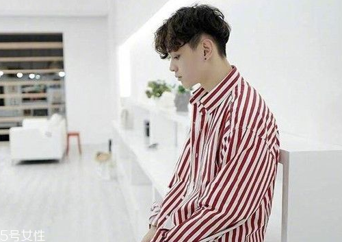 2018男生流行發(fā)型名稱 2018年男生短發(fā)發(fā)型圖片 2018男生流行發(fā)型名稱 2018年男生短發(fā)發(fā)型圖片