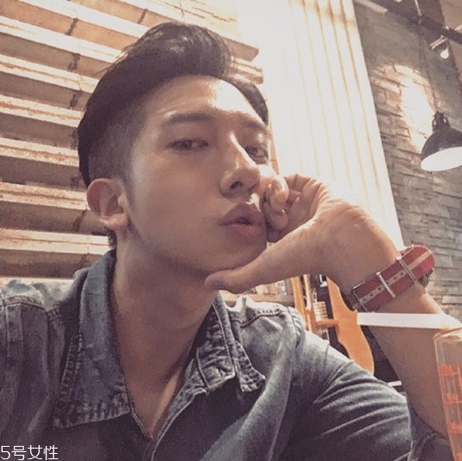 2022最流行發(fā)型顏色男生？男生潮流發(fā)型