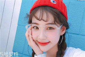 冬天戴帽子怎么扎頭發(fā)好？法式魚骨辮編發(fā)很特別