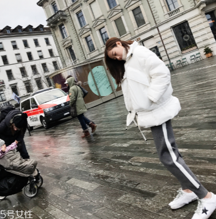 短款羽絨服怎么搭配？小個子女生的顯高利器