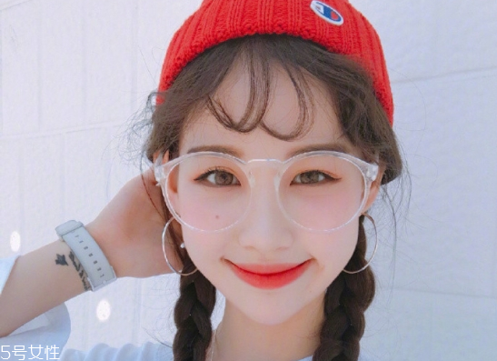 冬天戴帽子怎么扎頭發(fā)好？法式魚骨辮編發(fā)很特別