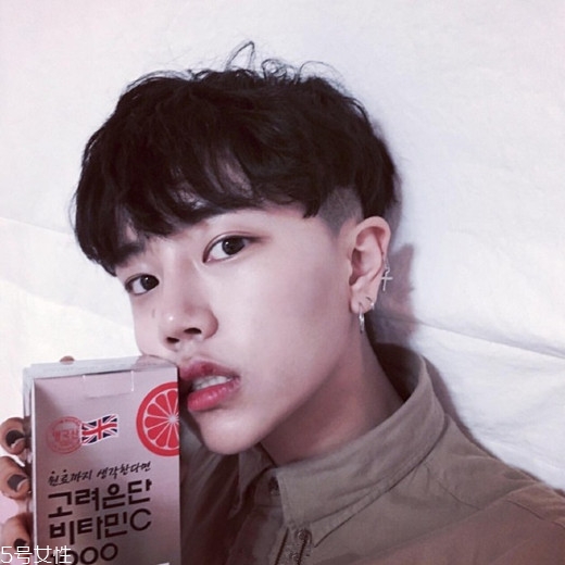 2022最流行發(fā)型顏色男生？男生潮流發(fā)型