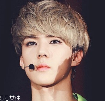 2022最流行發(fā)型顏色男生？男生潮流發(fā)型