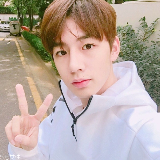 2022最流行發(fā)型顏色男生？男生潮流發(fā)型