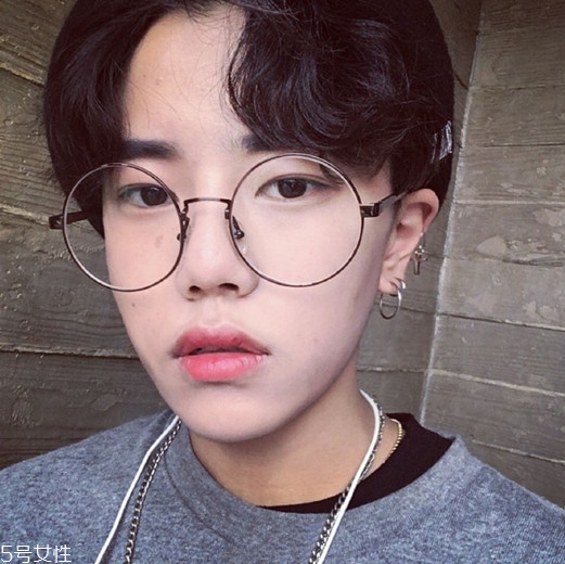 2022最流行發(fā)型顏色男生？男生潮流發(fā)型