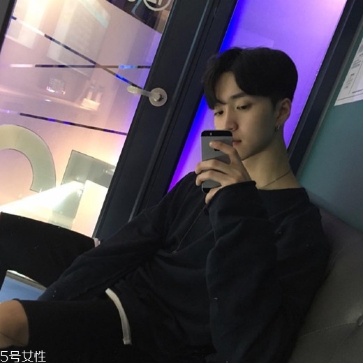 2022最流行發(fā)型顏色男生？男生潮流發(fā)型