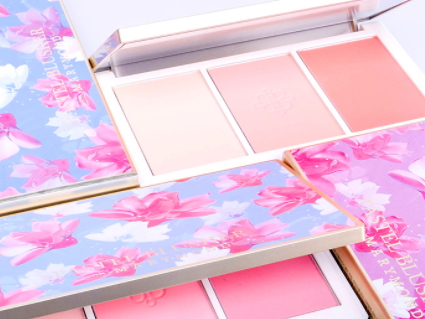 腮紅和粉底的使用順序 不同質(zhì)地的腮紅上妝順序不同 腮紅和粉底的使用順序 不同質(zhì)地的腮紅上妝順序不同