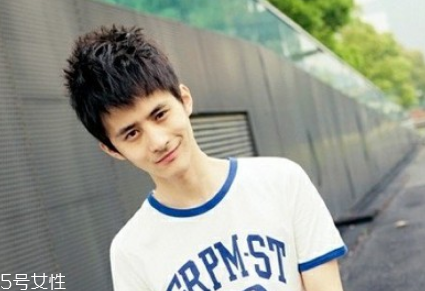 男生頭發(fā)稀疏適合什么發(fā)型？圓形劉海很好看