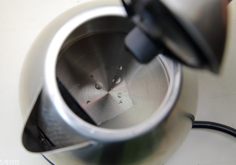 電熱水壺里的水垢怎么去除 跟水垢說(shuō)拜拜 電熱水壺里的水垢怎么去除 跟水垢說(shuō)拜拜