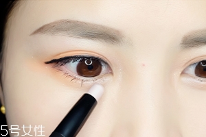 眼睛小怎么變大？畫一個(gè)臥蠶立即變大