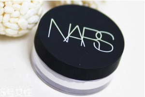 NARS蜜粉餅好用嗎？上班族控油神器
