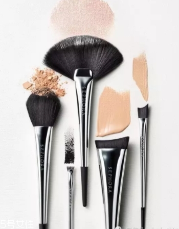 蜜粉用刷子還是粉撲 用這些上妝會(huì)更好 蜜粉用刷子還是粉撲 用這些上妝會(huì)更好